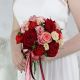 Круглый букет невесты из роз, эустомы и зелени