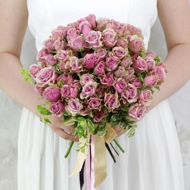 Свадебный букет из кустовой розы и зелени