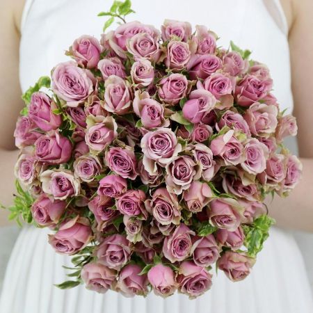 Свадебный букет из кустовой розы и зелени