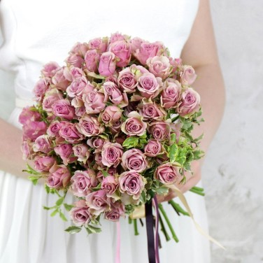 Свадебный букет из кустовой розы и зелени