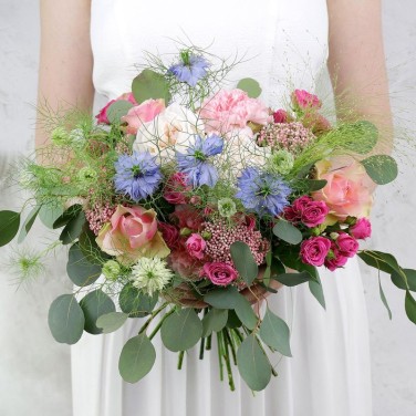 Букет невесты в свадебном стиле из роз, нигеллы и озатамнуса