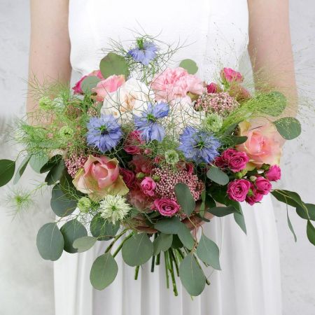 Букет невесты в свадебном стиле из роз, нигеллы и озатамнуса