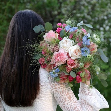 Букет невесты в свадебном стиле из роз, нигеллы и озатамнуса