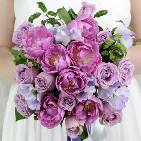 Букет невесты в сиреневых оттенках из роз и тюльпанов