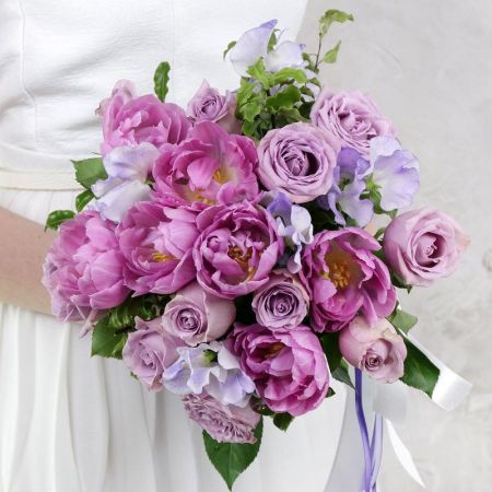 Букет невесты в сиреневых оттенках из роз и тюльпанов