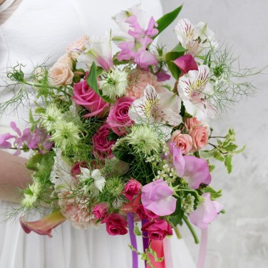 Летний свадебный букет с нигеллой