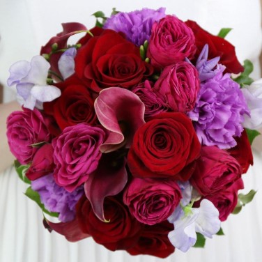 Букет невесты марсала с каллами и розами