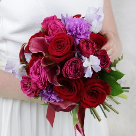 Букет невесты марсала с каллами и розами