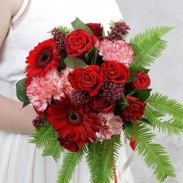 Красный свадебный букет из гербер и роз