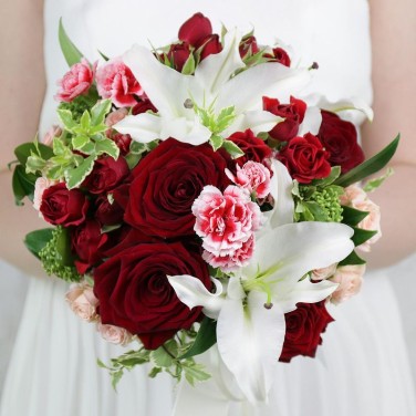 Красный с белым свадебный букет