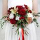 Букет невесты из красных роз и хлопка