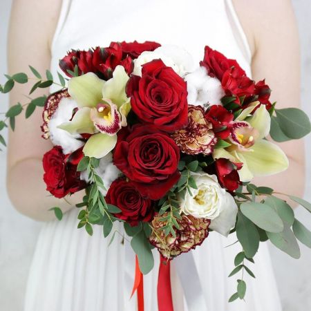 Букет невесты из красных роз и хлопка