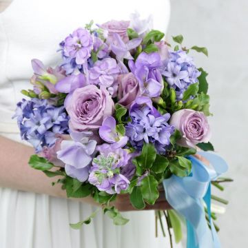 Сиреневый свадебный букет из гиацинтов и роз