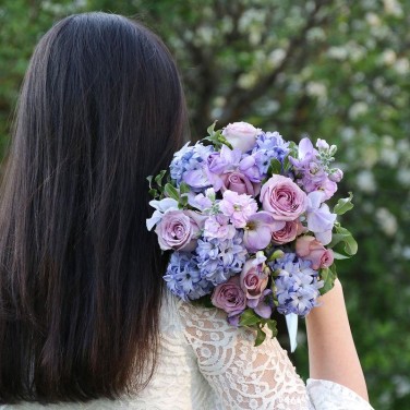 Сиреневый свадебный букет из гиацинтов и роз