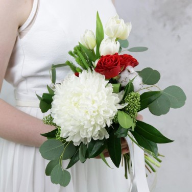 Букет невесты с красными розами