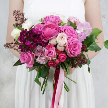 Нежный малиновый свадебный букет