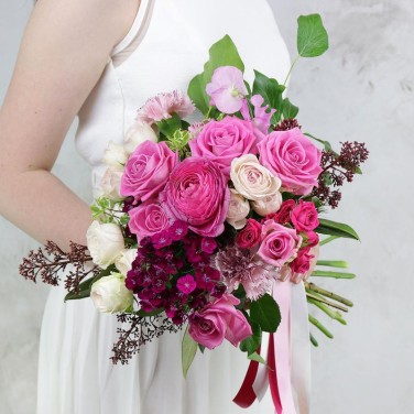 Нежный малиновый свадебный букет