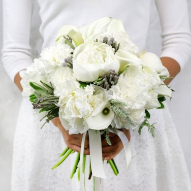 Белый свадебный букет из пионов и калл Березонька