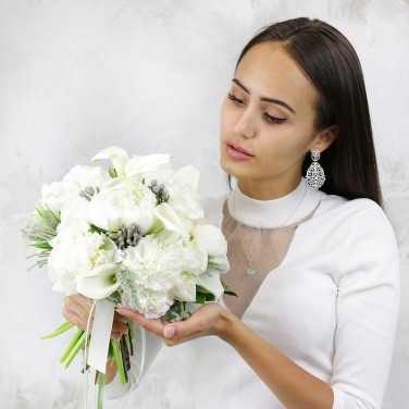 Белый свадебный букет из пионов и калл Березонька