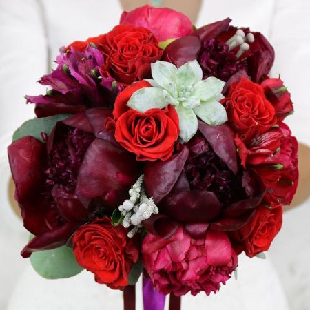 Красный свадебный букет с пионами и розами