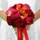 Яркий букет невесты из красных роз и пионов цвета фуксии