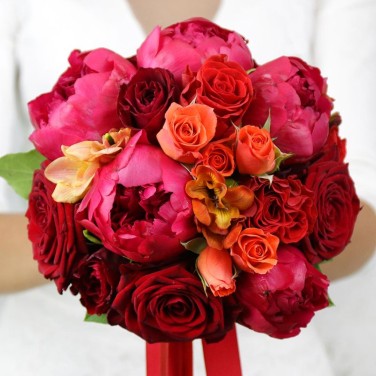 Яркий букет невесты из красных роз и пионов цвета фуксии