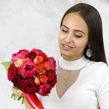 Яркий букет невесты из красных роз и пионов цвета фуксии