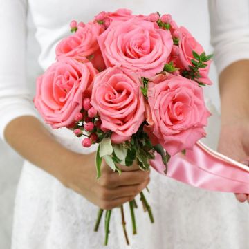 Коралловый букет невесты из роз и гиперикума