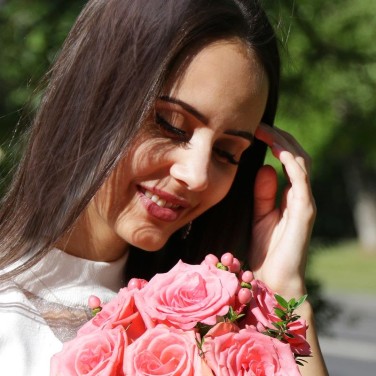 Коралловый букет невесты из роз и гиперикума