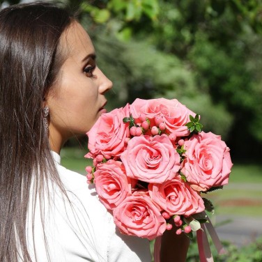 Коралловый букет невесты из роз и гиперикума