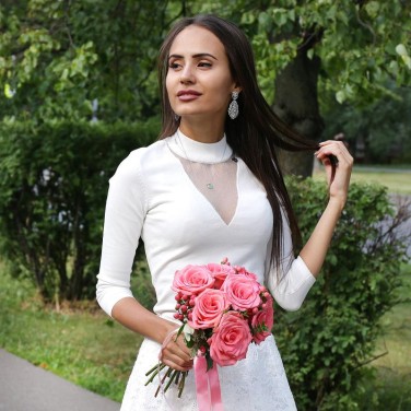 Коралловый букет невесты из роз и гиперикума