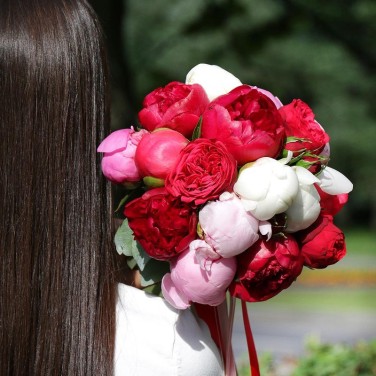 Оригинальный букет невесты из ярких и нежный пионов