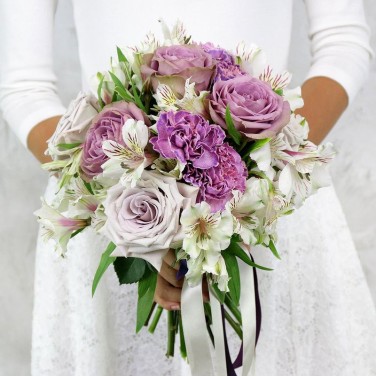 Сиреневый свадебный букет из роз и лунных гвоздик