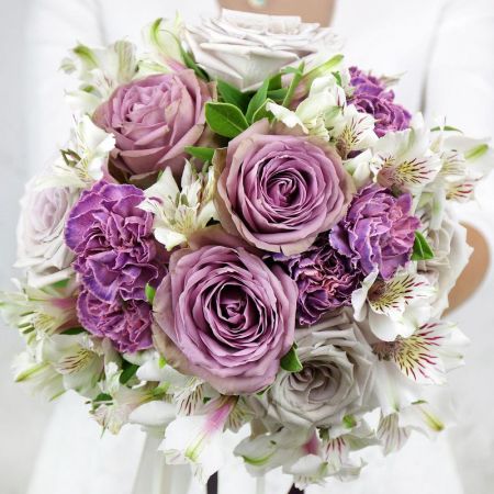 Сиреневый свадебный букет из роз и лунных гвоздик