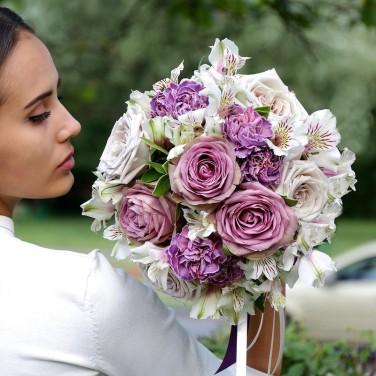 Сиреневый свадебный букет из роз и лунных гвоздик