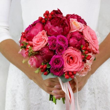 Яркий букет невесты из пионов и кустовых роз Дикая Диковинка
