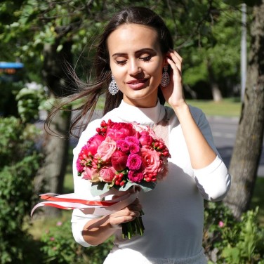 Яркий букет невесты из пионов и кустовых роз Дикая Диковинка