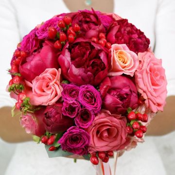 Яркий букет невесты из пионов и кустовых роз Дикая Диковинка