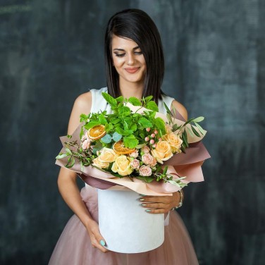 Шляпная коробка с розами, мятой, гиперикумом. Серия Магия успеха