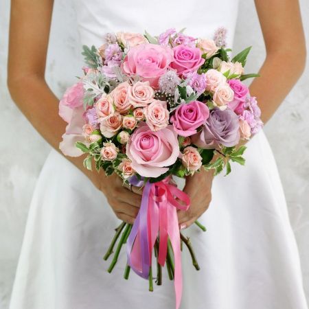 Романтичный букет невесты из розовых и сиреневых роз Влюбленная