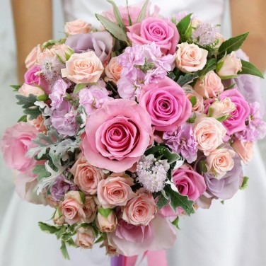 Романтичный букет невесты из розовых и сиреневых роз Влюбленная