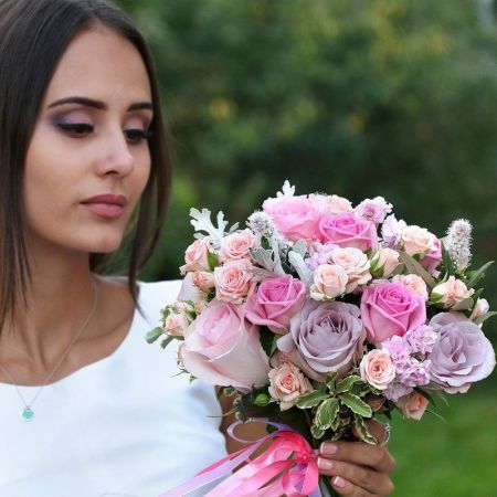 Романтичный букет невесты из розовых и сиреневых роз Влюбленная