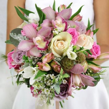 Свадебный букет невесты из сиреневых орхидей и роз