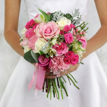Нежный свадебный букет из роз и зелени Безумно Хороша