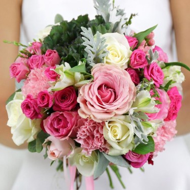 Нежный свадебный букет из роз и зелени Безумно Хороша