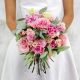 Розовый свадебный букет из роз, гвоздик и зелени