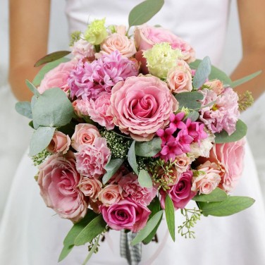 Розовый свадебный букет из роз, гвоздик и зелени