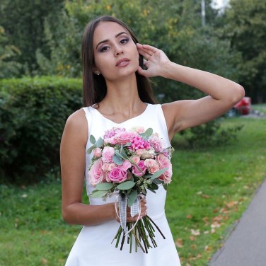 Розовый свадебный букет из роз, гвоздик и зелени