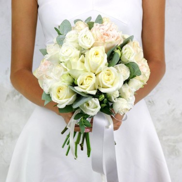 Нежный букет невесты из роз и эвкалипта Белоснежка