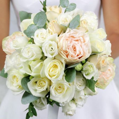 Нежный букет невесты из роз и эвкалипта Белоснежка